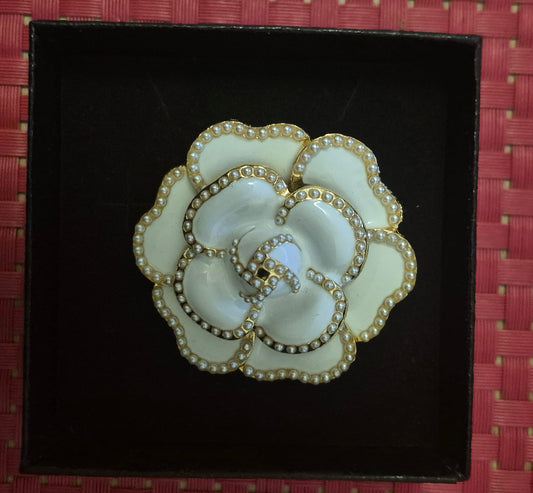 Broche Camélia blanche